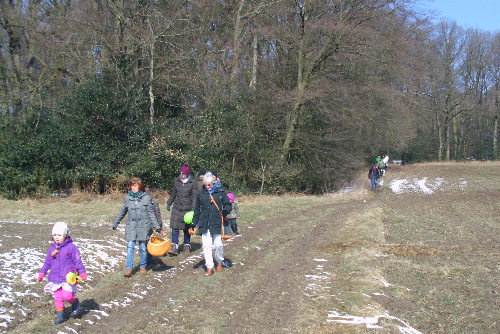 Osterspaziergänger auf dem Feldweg bei Oberberge